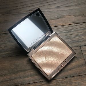 Anastasia Amrezy Highlighter